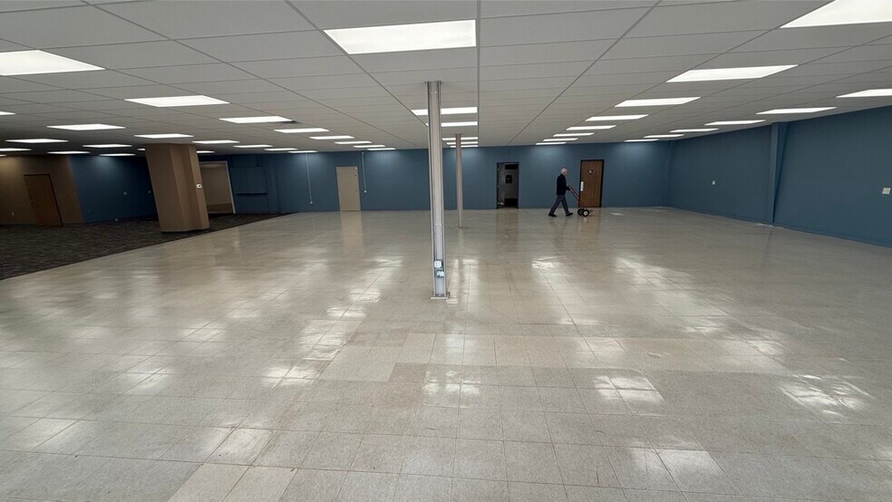More Photos Of 1103 S Cliff Ave, Sioux Falls General Retail For Lease