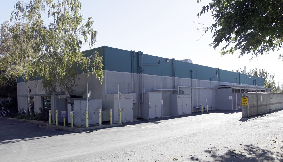 More Photos Of 1910-1920 5th St, Davis Light Manufacturing For Lease
