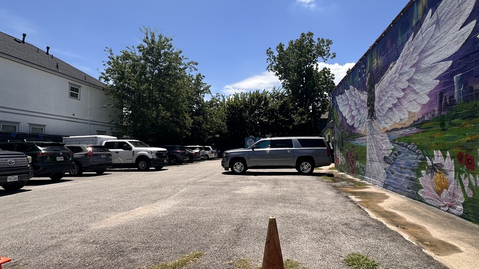 More Photos Of 508 Pecore St, Houston Freestanding For Lease