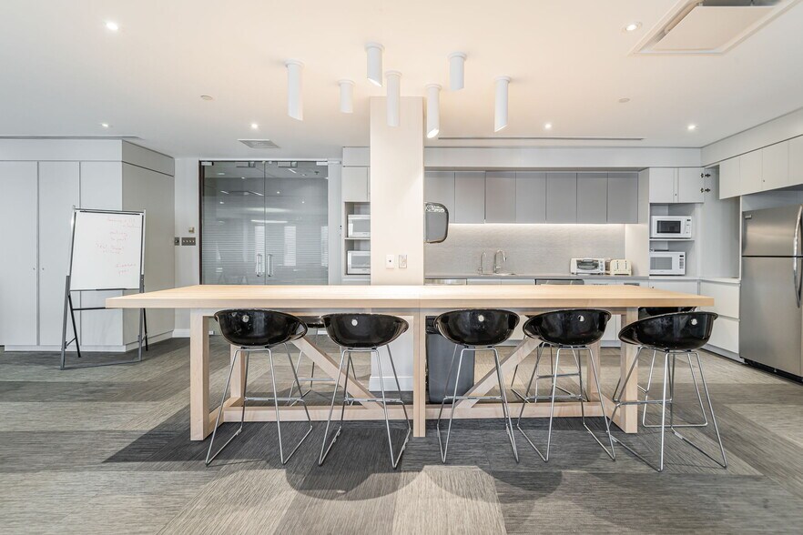 More Photos Of 1100 Boul Crémazie E, Montréal Office For Lease
