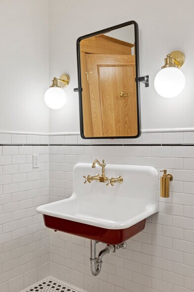 More Photos Of 22 Grinnell Plz, Sheridan General Retail For Lease