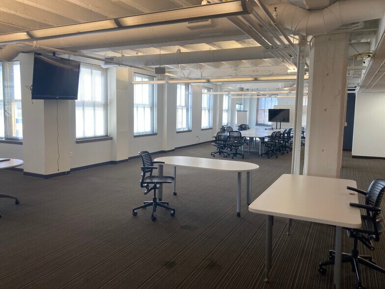 More Photos Of 16-24 N Meridian St, Indianapolis Office For Lease