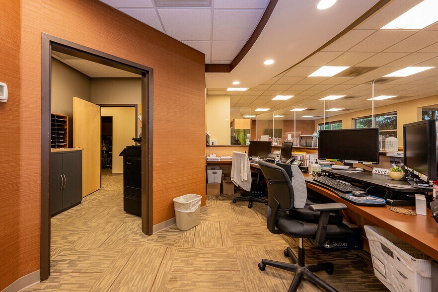 More Photos Of 301-303 Sterling Dr, Orchard Park Medical For Lease