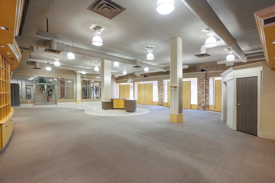 More Photos Of 4807 50 Ave, Red Deer General Retail For Lease