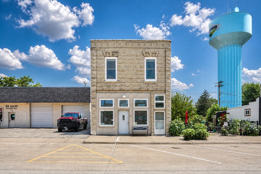 More Photos Of 123 Center Ave N, Mitchellville Office For Lease