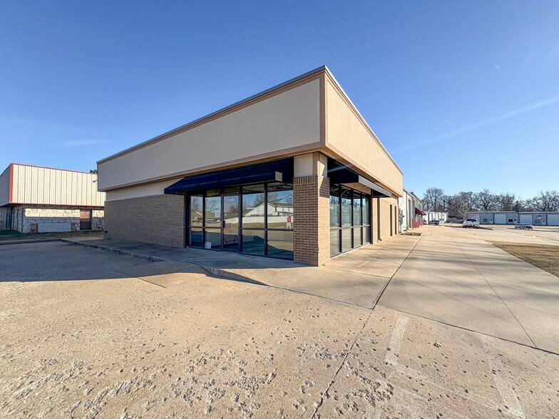 More Photos Of 8240 E 111th St, Bixby Light Distribution For Lease
