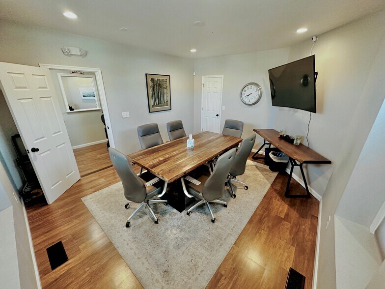 More Photos Of 104 E Pine St, Georgetown Office Residential For Lease
