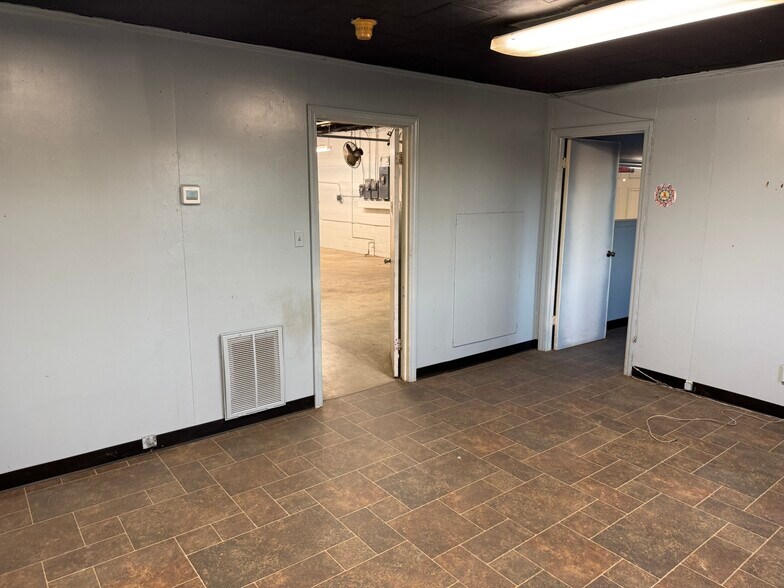 More Photos Of 630 Trindale Rd, Trinity Warehouse For Lease