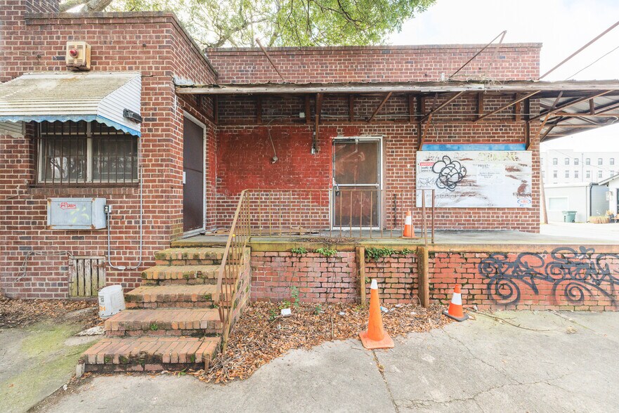 More Photos Of 15 W 43rd St, Savannah Restaurant For Lease