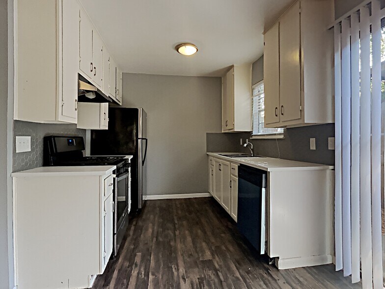 More Photos Of 1010 N Meadows Dr, Austin Apartments For Sale