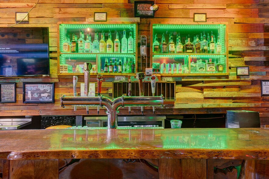 More Photos Of 135 Duval St, Key West Bar For Lease