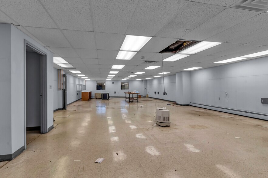 More Photos Of 7290 Nash Rd, North Tonawanda Showroom For Sale