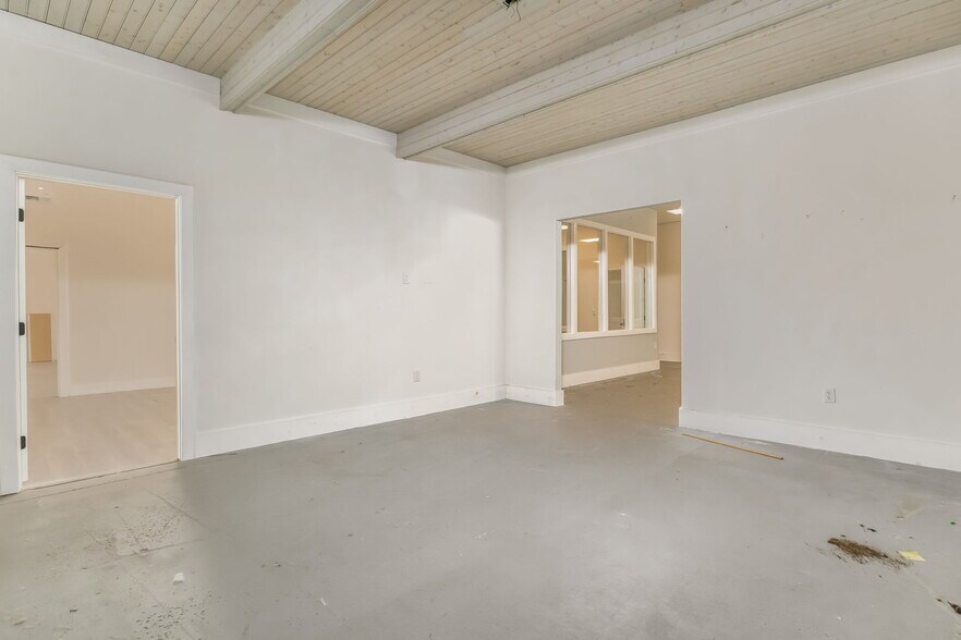 More Photos Of 3624 W Fairfield Dr, Pensacola General Retail For Lease