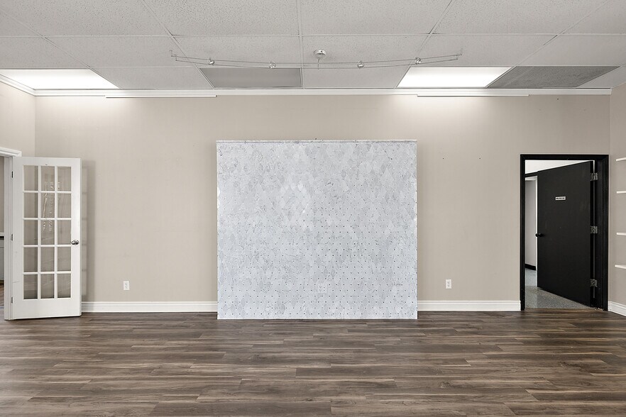 More Photos Of 150 E University Dr, Rochester Storefront Retail Office For Lease