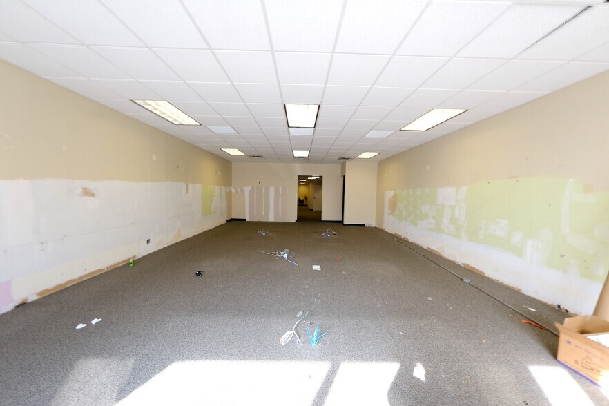 More Photos Of 30-76 Steinway St, Astoria Storefront Retail Office For Sale