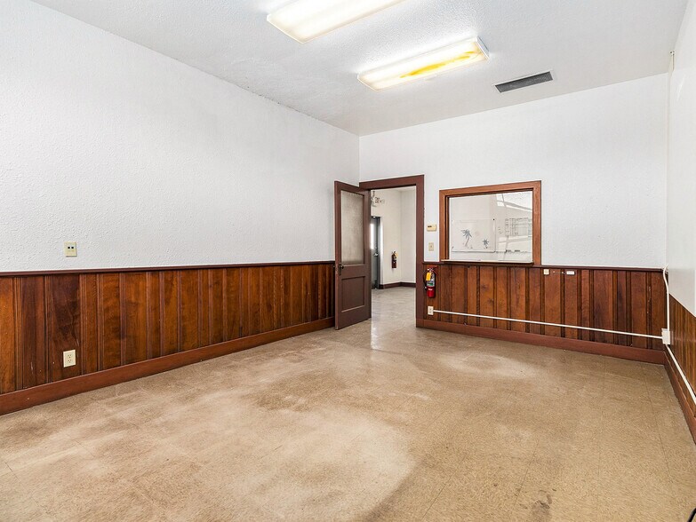 More Photos Of 200 E Broadway St, Three Rivers Manufacturing For Lease