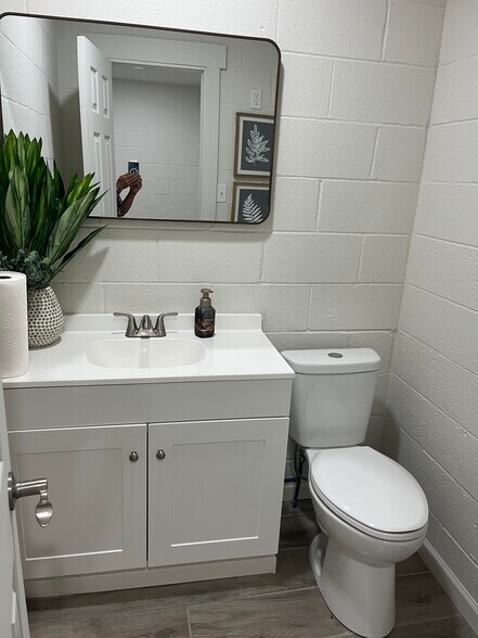 More Photos Of 3775 NW 32nd St, Newcastle Office For Sale