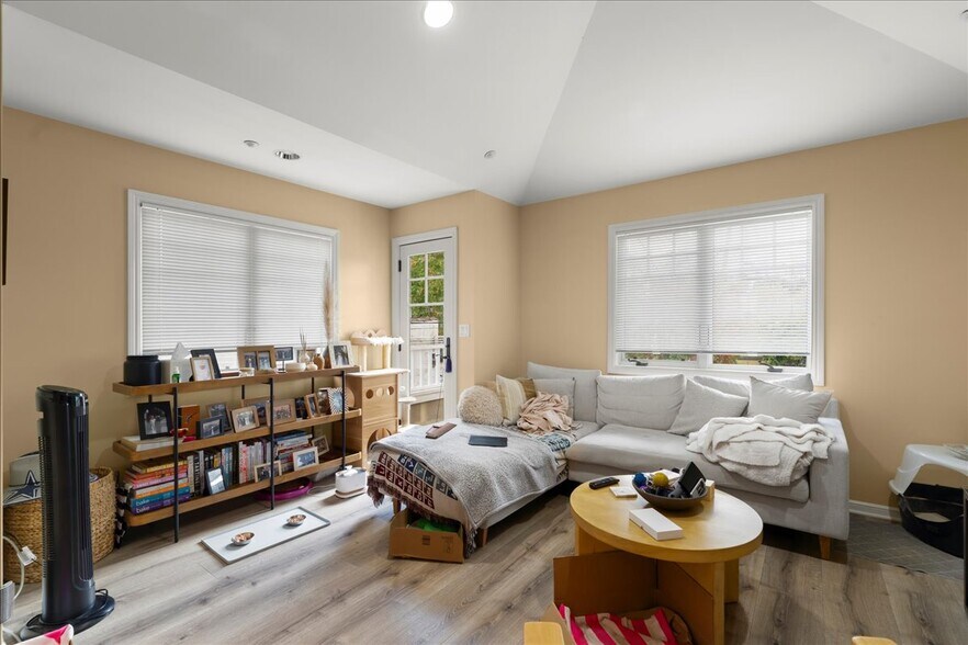 More Photos Of 808 Edgehill Dr, Burlingame General Retail For Sale