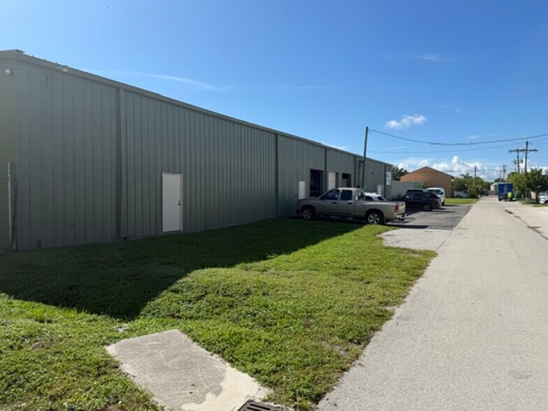 More Photos Of 1613 SE 15th Ter, Cape Coral Warehouse For Lease