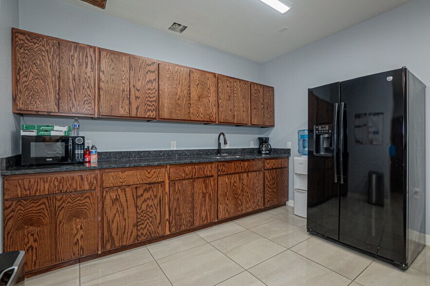 More Photos Of 3500 Confederate Rd, El Paso Warehouse For Lease