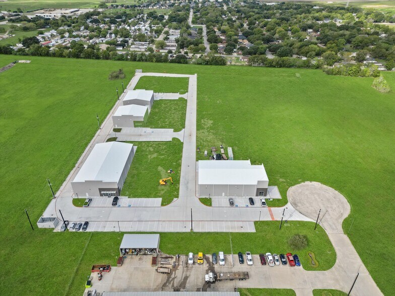 More Photos Of 2050 Commerce Dr, Rosenberg Warehouse For Sale