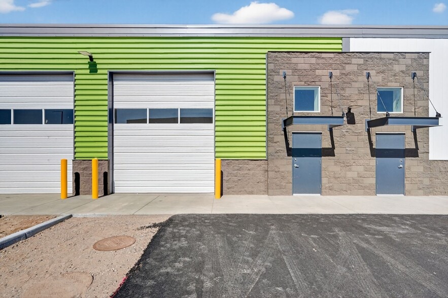 More Photos Of 7915 Glen Harbor Blvd, Glendale Showroom For Lease