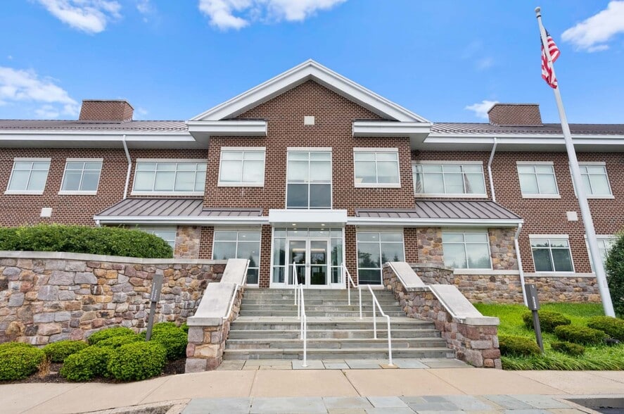 More Photos Of 662 Penn St, Newtown Office For Sale