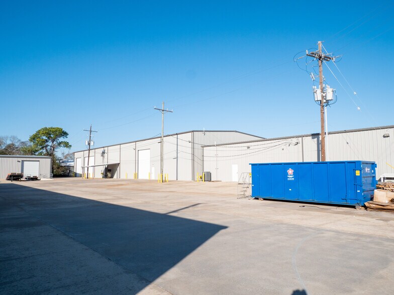 More Photos Of 2614 Industrial Ln, Conroe Warehouse For Sale