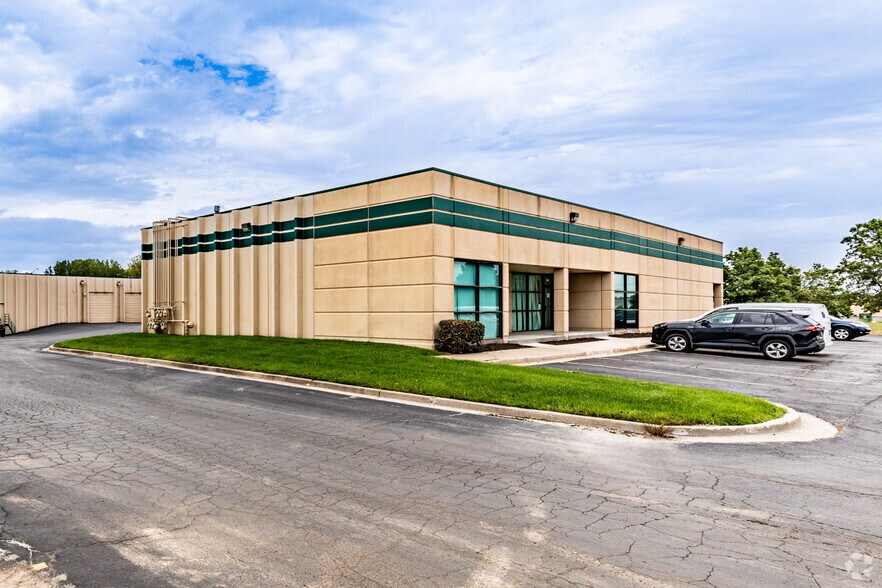 More Photos Of 200-226 NW Platte Valley Dr, Riverside Flex For Lease