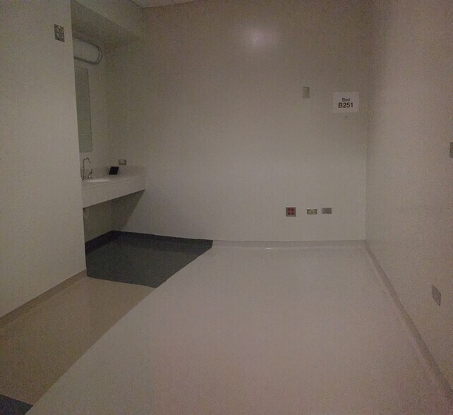 More Photos Of 901-934 Center St, Elgin Hospital For Sale