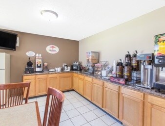 More Photos Of 1410 28th St, Belleville Hotel For Sale