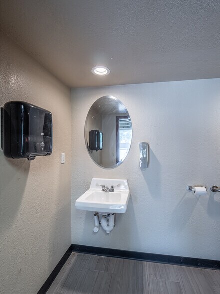 More Photos Of 1101 N Strong Blvd, Mcalester Office For Sale