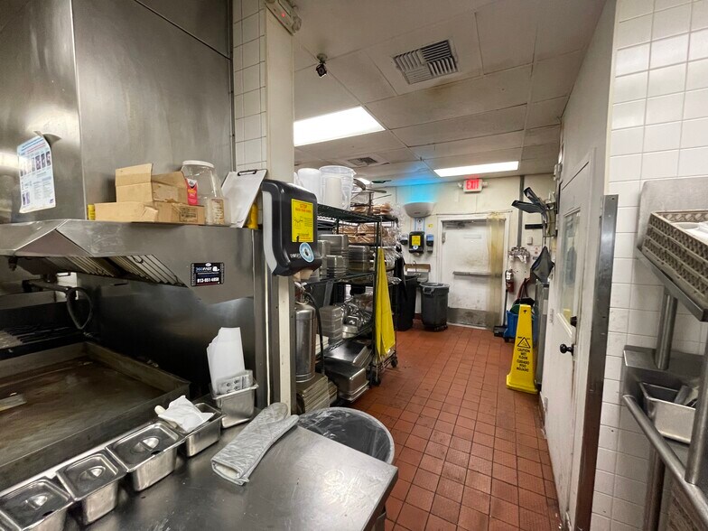 More Photos Of 6887 E Front St, Kansas City Fast Food For Lease