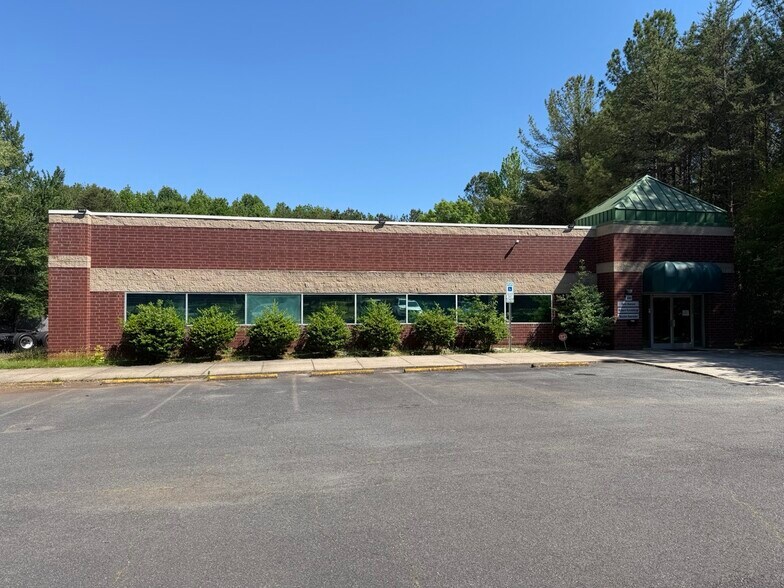 More Photos Of 400 E Arrowhead Dr, Charlotte Warehouse For Lease