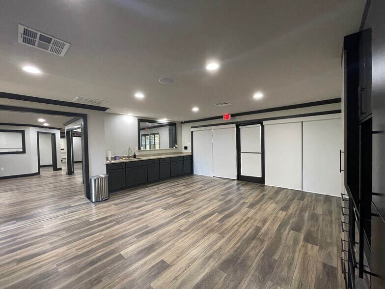 More Photos Of 408 Wilson Rd, Conroe Loft Creative Space For Sale