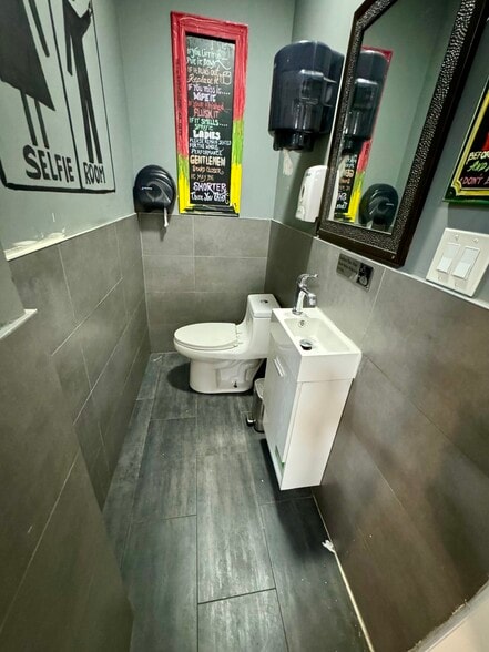 More Photos Of 726 Courtlandt Ave, Bronx Restaurant For Lease