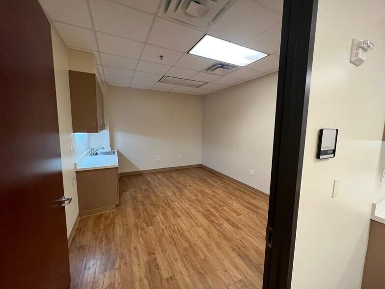 More Photos Of 3060 Communications Pky, Plano Medical For Lease