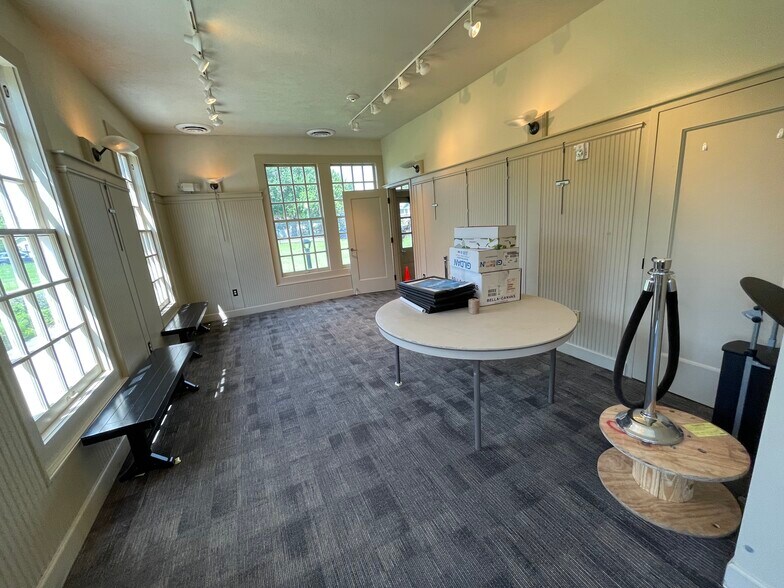 More Photos Of 226 Lakeview Dr, Sugar Land Theater Concert Hall For Sale