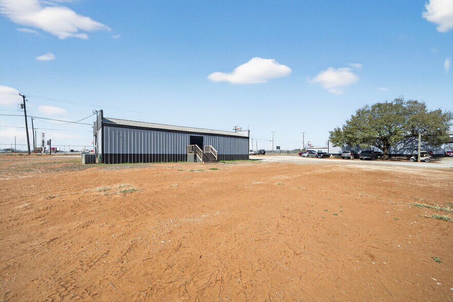 More Photos Of 3215 Zanderson Ave, Jourdanton Loft Creative Space For Lease