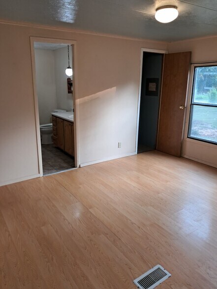More Photos Of 8719 Pearson Rd, Ore City Warehouse For Sale