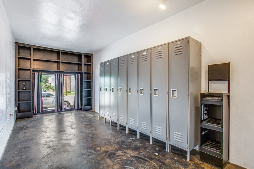 More Photos Of 250 W Olmos Dr, San Antonio Storefront Retail Office For Lease