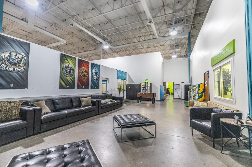 More Photos Of 2065 W Obispo Ave, Gilbert Light Distribution For Sale