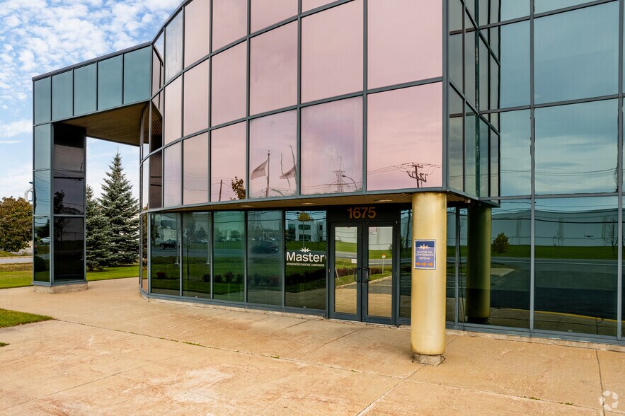 More Photos Of 1675 Boul de Montarville, Boucherville Warehouse For Lease