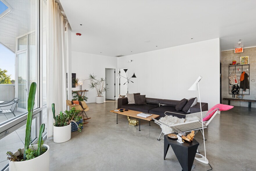 More Photos Of 2058 W Grand Ave, Chicago Loft Creative Space For Sale