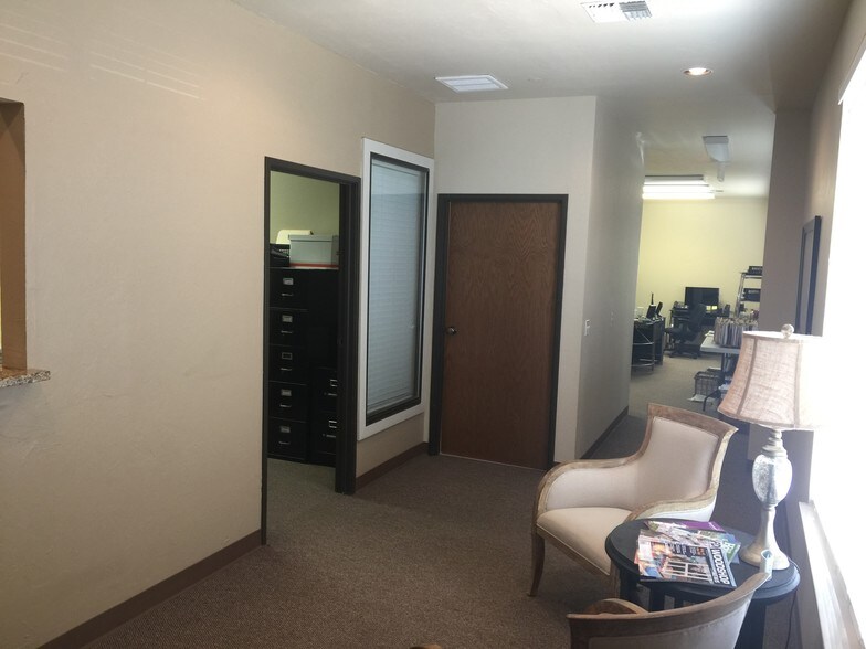More Photos Of 416 S Mustang Rd, Yukon Office For Lease