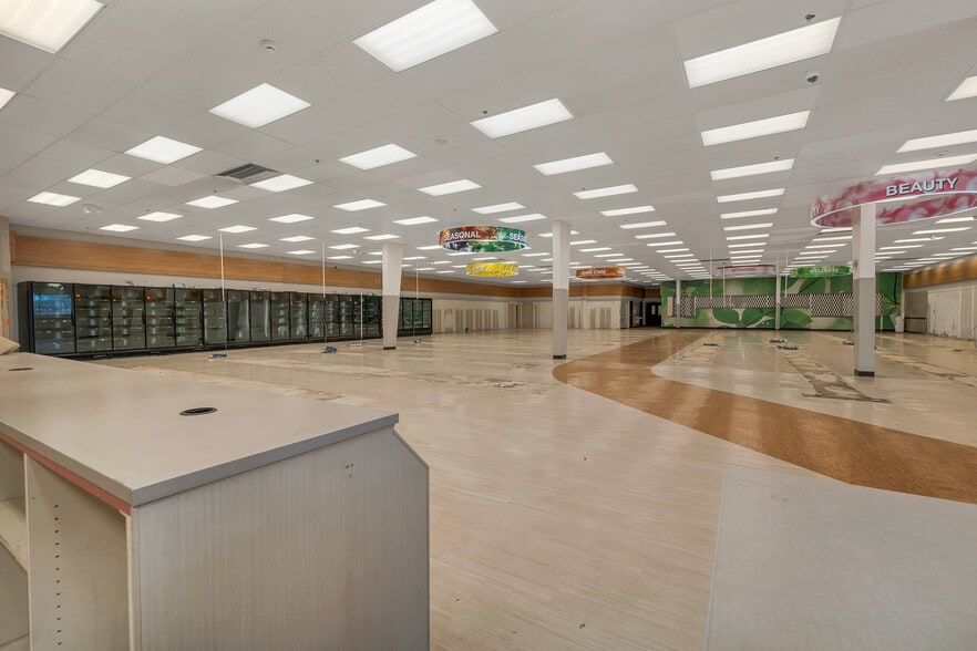 More Photos Of 15 Mont Vernon St, Milford Freestanding For Lease