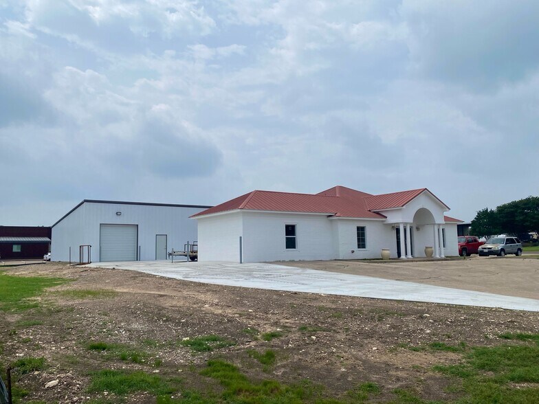 Primary Photo Of 7804 Central Park Dr, Woodway Bank For Lease