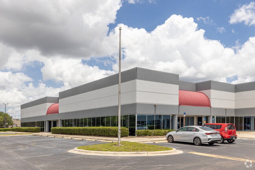 More Photos Of 9391-9640 Tradeport Dr, Orlando Showroom For Lease