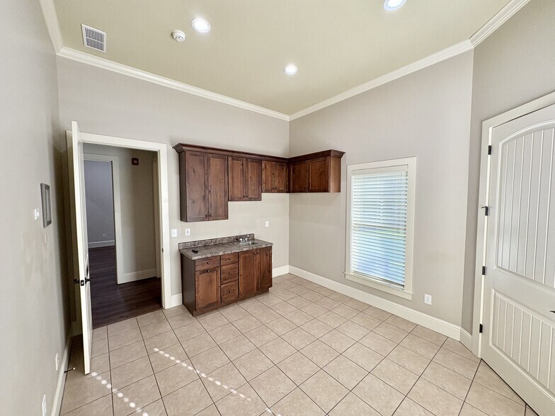 More Photos Of 1129 Lake Oconee Pky, Eatonton Office For Lease