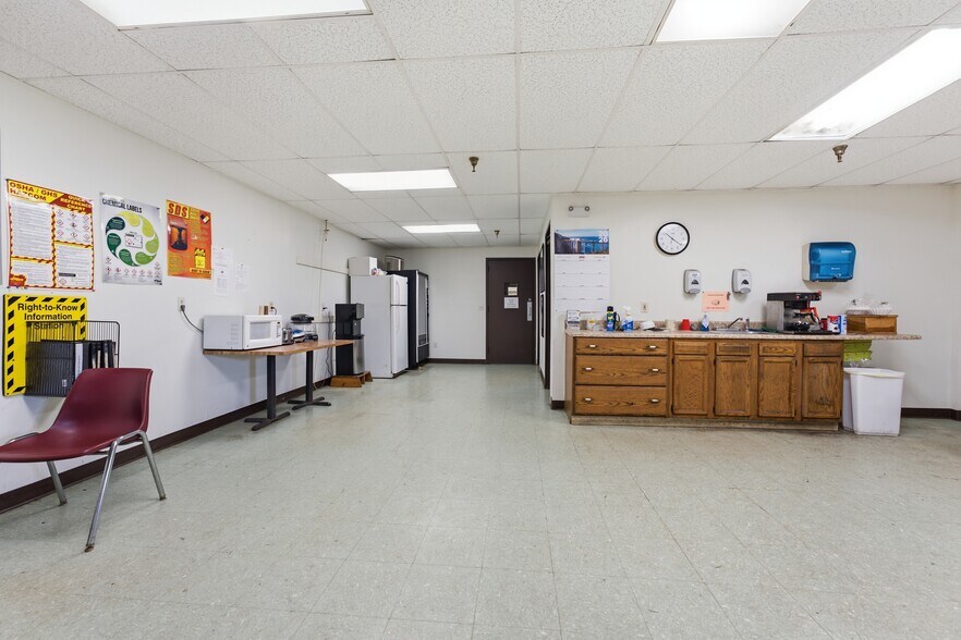 More Photos Of 7 First St, Palmer Warehouse For Lease
